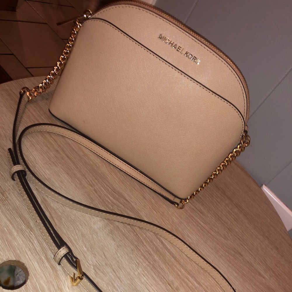 ✨ Micheal Kors Medium Crossbody Bag Tan/Creme ✨